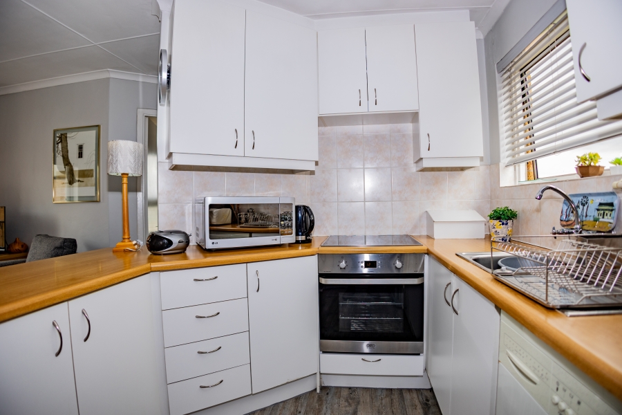 1 Bedroom Property for Sale in Oakglen Western Cape